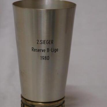 Silberner Pokal mit gravierter Aufschrift: „2. SIEGER Reserve B-Liga 1980“ und dekorativem Fuß.