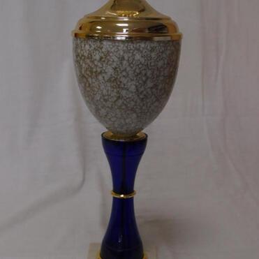 Glänzender Pokal mit goldener Deckel und blauer Basis, beschriftet mit "KVD CLUBMEISTER 1996".