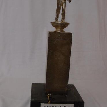 Trophäe mit einer Statue eines Spielers auf einem Sockel, beschriftet mit "Bruno Wilke, Gedächtniskegeln".