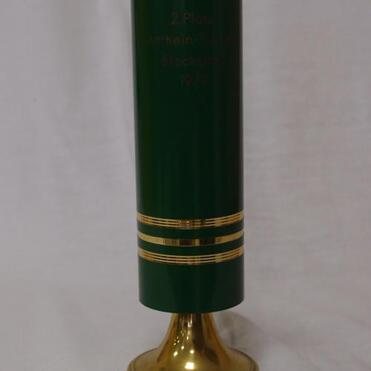 Grüner Pokal mit goldener Basis, graviert mit „2. Platz, Airhein-Turnier, Stockschießen, 1970“.