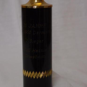 Schwarzer Pokal mit goldener Figürlichkeit und Gravur zu "20 Jahre 1956 Darmstadt, 2 Sieger, TSV Hassia."