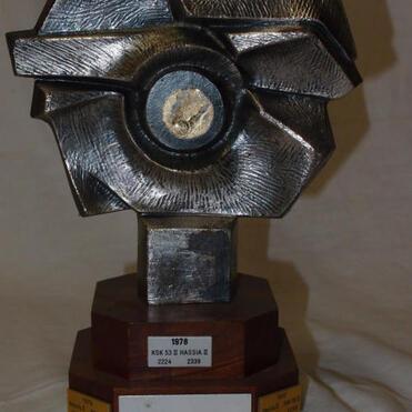 Trophäe mit dem Namen "L. Breidert-Pokal", silberner, kunstvoller Aufbau auf einem Holzsockel, datiert 1978.