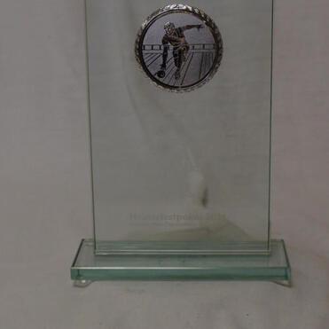 Glaspokal mit eingelegtem Medaillon und gravierter Aufschrift „Ruderfestpokal“ auf einer transparenten Basis.