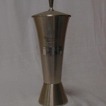 Silberner Pokal mit Deckel, graviert und auf einem weißen Hintergrund platziert.