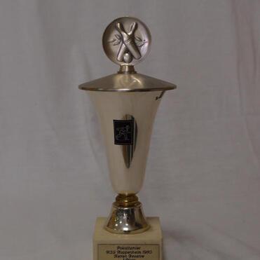 Pokalschale aus silberfarbenem Metall mit Deckel, beschriftet mit „Pokaltournier 1980, Karen Beermann, 1. Platz“.