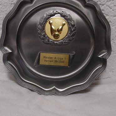 Silberne Meisterplakette mit goldener Auszeichnung und Gravur „Meister A-Liga 1 Herren 99/2000“.