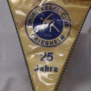 Fahne des Sport Kegel Clubs Griesheim zum 25-jährigen Jubiläum, hellgelb mit blauem Logo und Schrift.