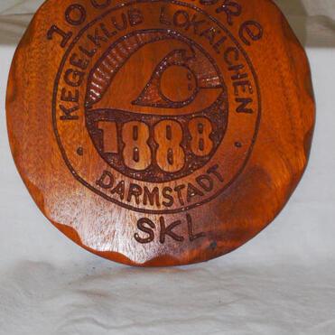 Holzteller mit eingraviertem Logo und Text: „100 Jahre Kegelklub Lokalchen 1888 Darmstadt SKL“.
