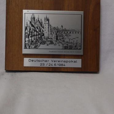 Wandplakette mit Gravur einer Stadtansicht und der Aufschrift "Deutscher Vereinspokal 23/24.6.1984".