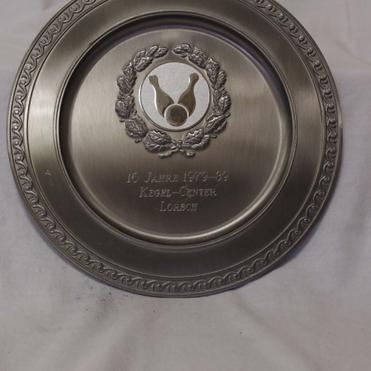 Gravierte Medaille mit Wappen und der Aufschrift „10 Jahre 1979–89 Kegel-Center Lorsch“ auf silbernem Hintergrund.