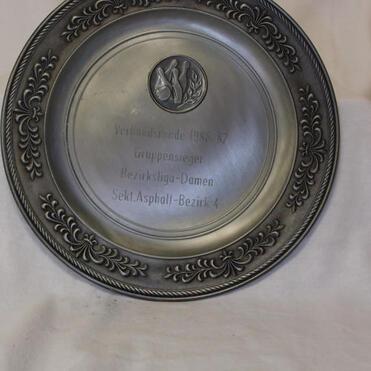 Silberner Pokal mit gravierten Inschriften zur Auszeichnung einer Damenmannschaft in der Bezirksliga.