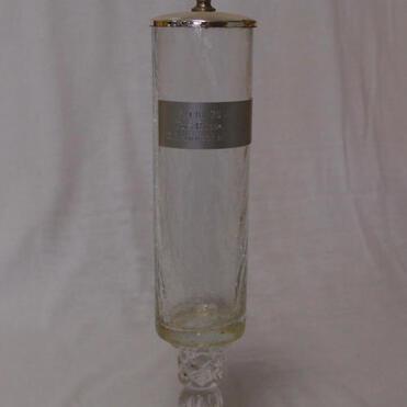 Glas mit massivem Fuß und bronziertem Deckel, darauf eine Medaille, beschriftet mit einem sportlichen Motiv.