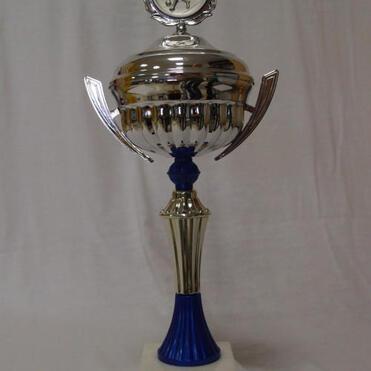 Silberner Pokal mit blauen Akzenten und Gravur „Ehrenpreis der Stadt Griesheim“ auf einem weißen Sockel.