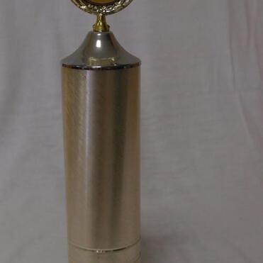 Siegertrophäe mit goldener Medaille, beschriftet mit „Ehrenpreis der Kreissparkasse Groß-Gerau“.