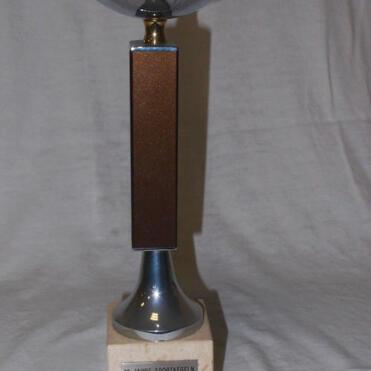 Pokalschale mit bronzefarbenem Fuß und gravierter Plakette, gewidmet für „10 Jahre Sportkegeln SKG Rossdorf 1990“.