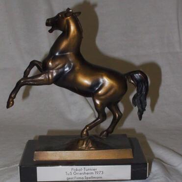Bronzene Pferdestatue auf einem Sockel mit Beschriftung „Pokal-Turnier TuS Gröseheim 1973, gest. Firma Spellmann“.