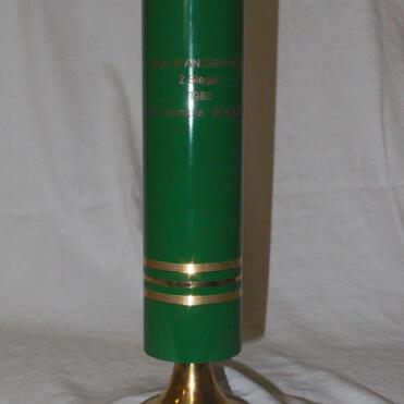 Grüner Pokal auf goldener Basis mit Aufschrift „2. Sieger 1980“ und „VfL Olympia e.V. 1910“.