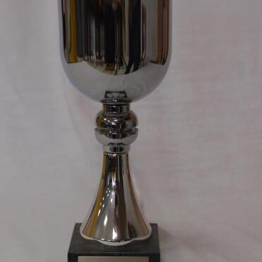 Silberner Pokal auf schwarzem Sockel mit gravierter Inschrift „10 Jahre Sportkegeln SKG Rossdorf 1990“.