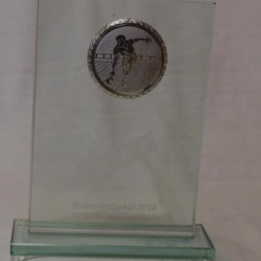 Glas-Trophäe mit silbernem Medaillon, graviert mit einer Sportlerfigur und der Aufschrift „Halberstettikampf 2013“.