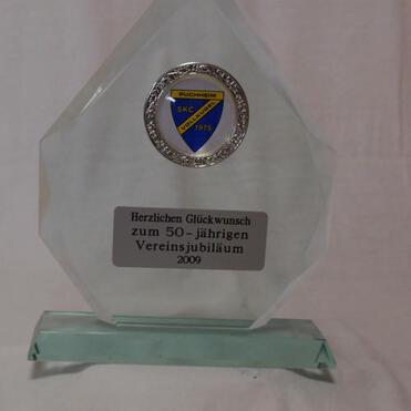 Glas-Trophäe mit Gravur „Herzlichen Glückwunsch zum 50-jährigen Vereinsjubiläum 2009“ und Vereinswappen.