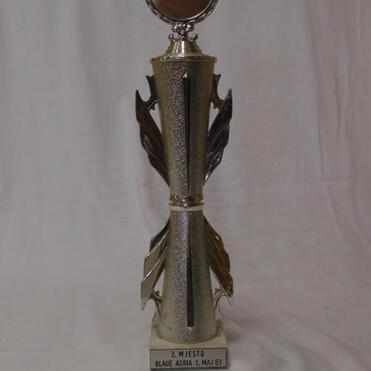 Siegertroph&auml;e f&uuml;r den zweiten Platz mit gravierter Beschriftung und dekorativen Elementen auf einem wei&szlig;en Hintergrund.