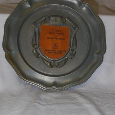 Zinnplatte mit gravierter Ehrentafel für 10 Jahre Sport-Kegeln in Ober-Ramstadt.