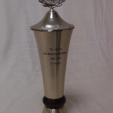 Silberne Trophäe mit Wappen und Gravur „50 Jahre Rot-Weiß Kelterbach 1925-1975 3. Sieger“.