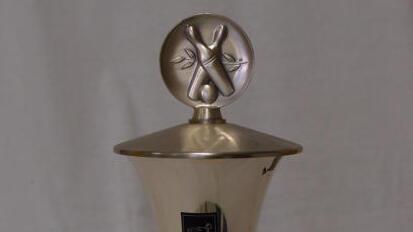 Pokalschale aus silberfarbenem Metall mit Deckel, beschriftet mit „Pokaltournier 1980, Karen Beermann, 1. Platz“.