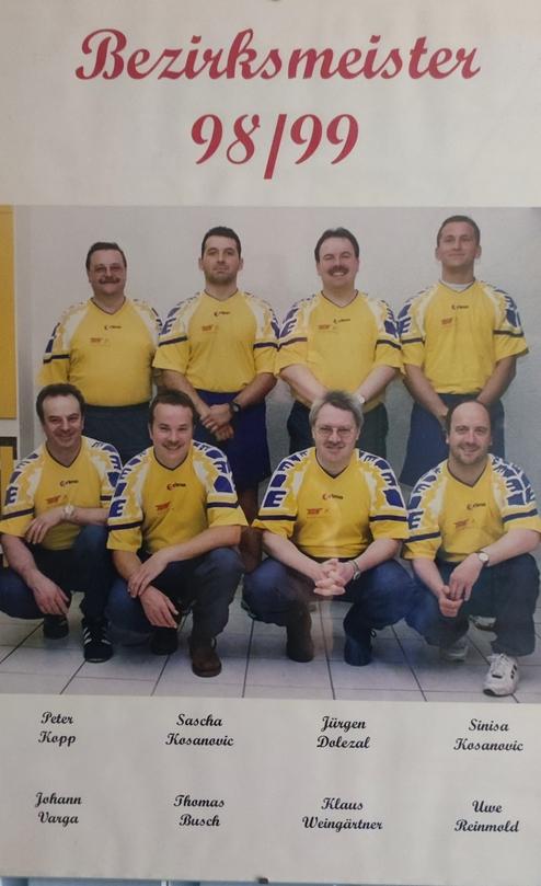 Teamfoto der Bezirksmeister 98/99 in gelben Trikots, sitzend und stehend, mit Namen darunter.