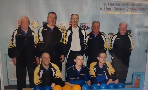 Mannschaftsbild der 2. Herren: Meister der A-Liga, Saison 2004/2005, mit sieben Spielern und blauen, orangen B&auml;llen.