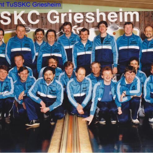 Gruppenfoto der SKC Griesheim-Mannschaft in blauen Trainingsanzügen vor einer Kegelanlage.