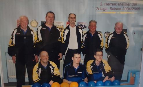 Mannschaftsbild der 2. Herren: Meister der A-Liga, Saison 2004/2005, mit sieben Spielern und blauen, orangen Bällen.