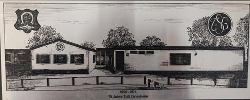 Skizze eines Vereinsgebäudes mit Bäumen, Logo und Inschrift: „75 Jahre TuS Griesheim 1899-1974“.