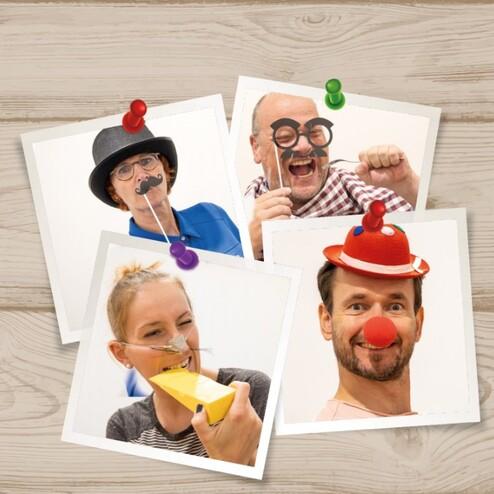 Vierteilige Collage von Bildern mit Personen in lustigen Kostümen und Requisiten, darunter Hüte, Schnurrbärte und Clownsnasen.