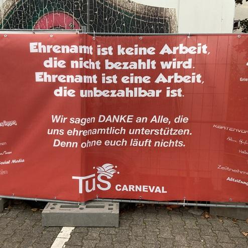 Banner mit der Aufschrift: „Ehrenamt ist keine Arbeit, die nicht bezahlt wird... DANKE an alle Unterstützer.“