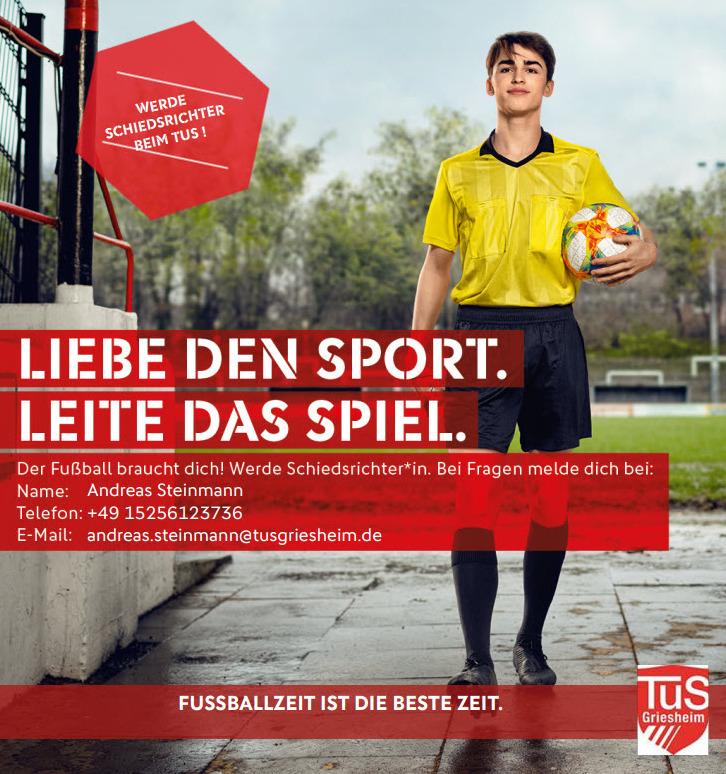 Junger Fußballschiedsrichter in gelbem Trikot hält einen Ball, mit einem Sportfeld im Hintergrund und Kontaktinformationen.