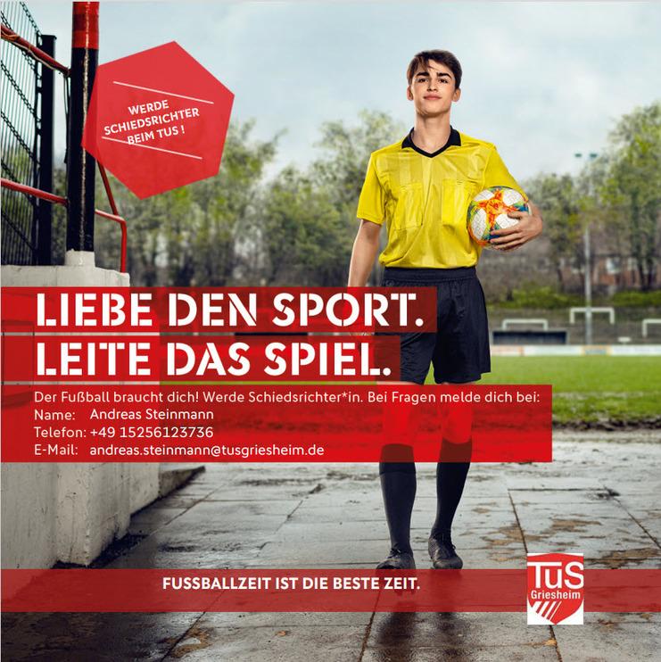 Junger Fu&szlig;ballschiedsrichter in gelbem Trikot h&auml;lt einen Ball, mit einem Sportfeld im Hintergrund und Kontaktinformationen.