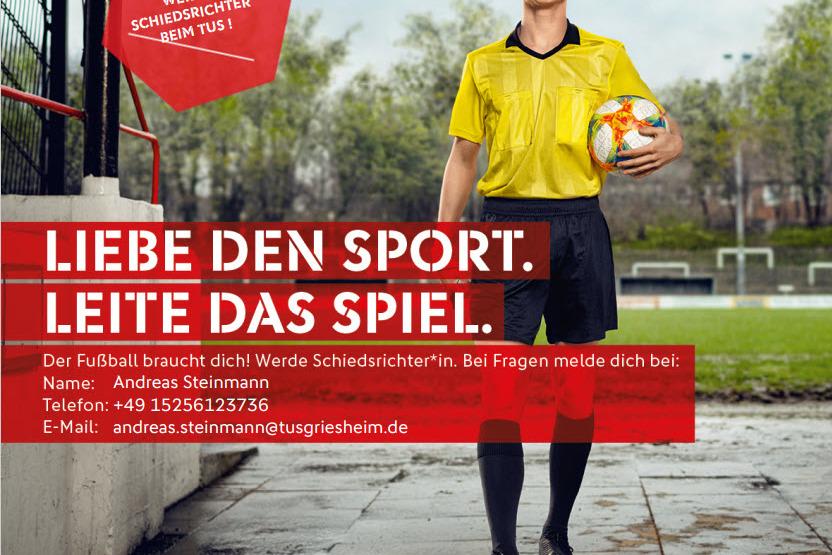 Junger Fußballschiedsrichter in gelbem Trikot hält einen Ball, mit einem Sportfeld im Hintergrund und Kontaktinformationen.