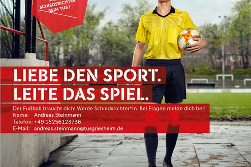 Junger Fußballschiedsrichter in gelbem Trikot hält einen Ball, mit einem Sportfeld im Hintergrund und Kontaktinformationen.