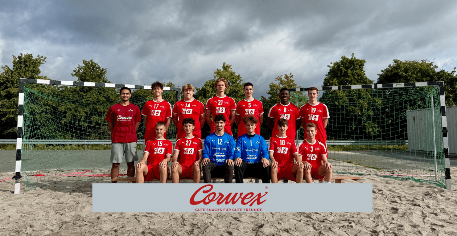 Gruppe von Fußballspielern in Rot-weiß, stehend und sitzend vor einem Tor auf Sandplatz, mit Logo im Vordergrund.