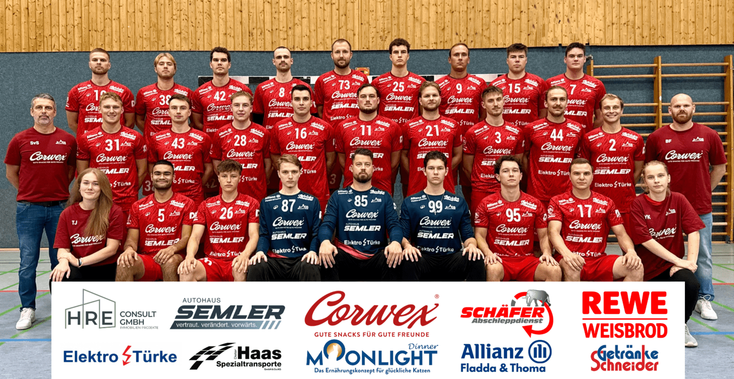 Teamfoto einer Handballmannschaft in roten Trikots, mit Sponsorenlogos im Vordergrund. Hintergründe in einer Halle.