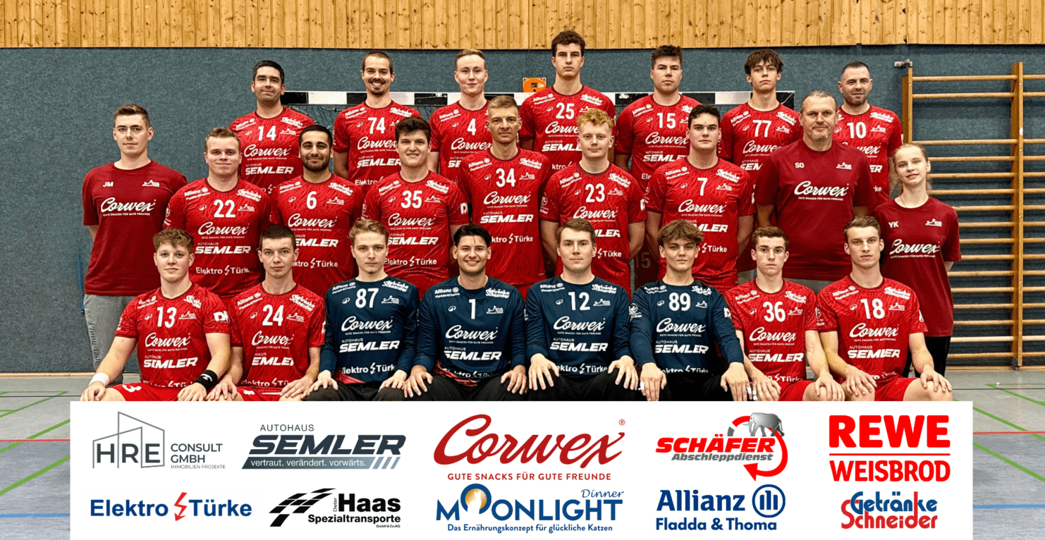 Mannschaftsfoto einer Handballmannschaft in roten und blauen Trikots, im Hintergrund eine Sporthalle mit Werbebannern.