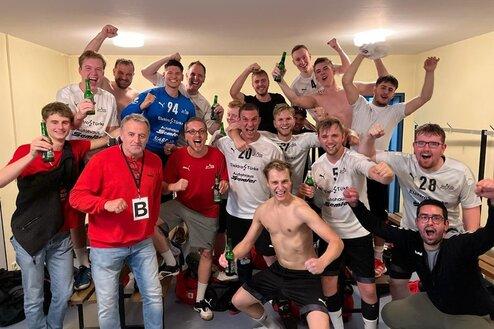 Gruppennfoto von jubelnden Sportlern in der Umkleide, die Getr&auml;nke halten und ihre Freude &uuml;ber einen Sieg ausdr&uuml;cken.