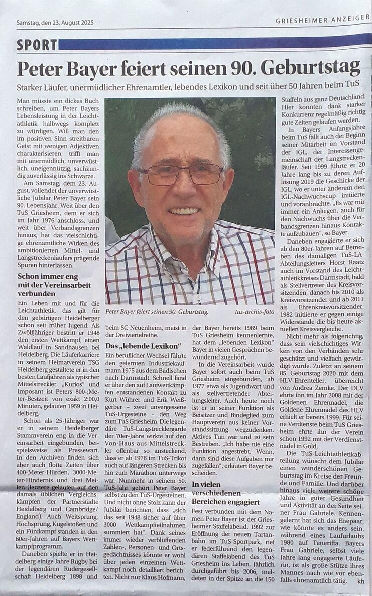 Peter Bayer, älterer Herr mit Brille, feiert seinen 90. Geburtstag in einem Artikel über seine Sportkarriere und Ehrenamtlichkeit.