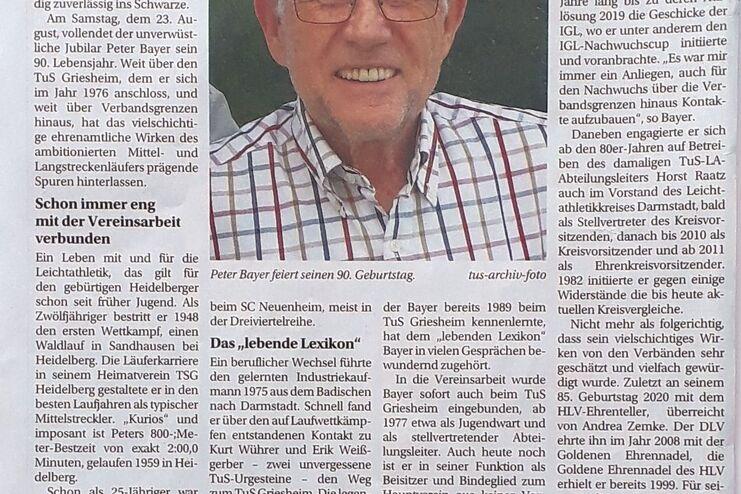 Peter Bayer, älterer Herr mit Brille, feiert seinen 90. Geburtstag in einem Artikel über seine Sportkarriere und Ehrenamtlichkeit.