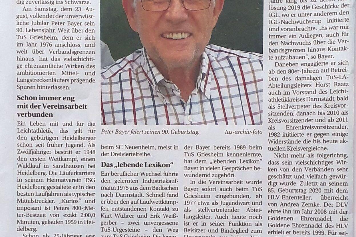 Peter Bayer, älterer Herr mit Brille, feiert seinen 90. Geburtstag in einem Artikel über seine Sportkarriere und Ehrenamtlichkeit.
