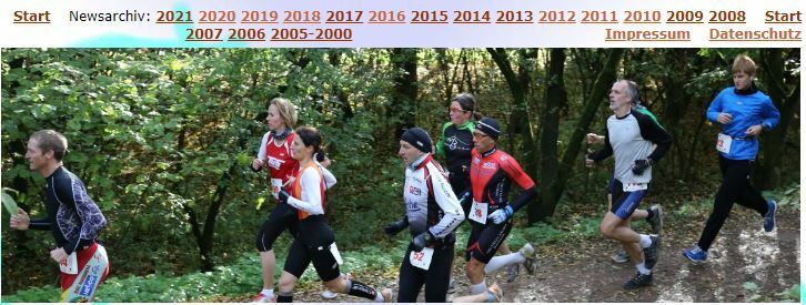 Sechs Läufer in Sportkleidung joggen auf einem Waldweg mit grüner Umgebung.