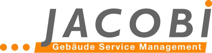 Logo der Firma Jacobi mit dem Schriftzug "Jacobi" in Grautönen und "Gebäude Service Management" in Weiß auf orangefarbener Fläche.