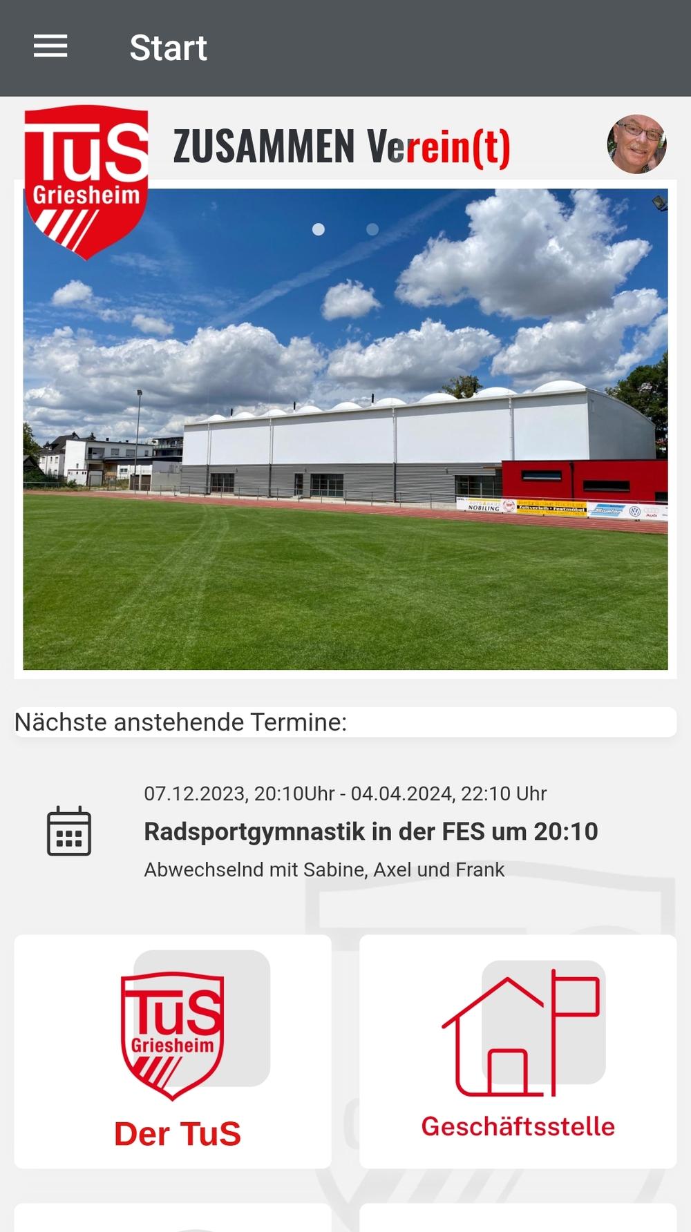 Bild einer Sporthalle mit Rasenfläche und blauem Himmel, beschriftet mit "TuS Griesheim – ZUSAMMEN Vereinsleben".