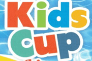 Bunte Grafik mit dem Text "Kids Cup" vor einem blauen Hintergrund, der an Wasser erinnert.